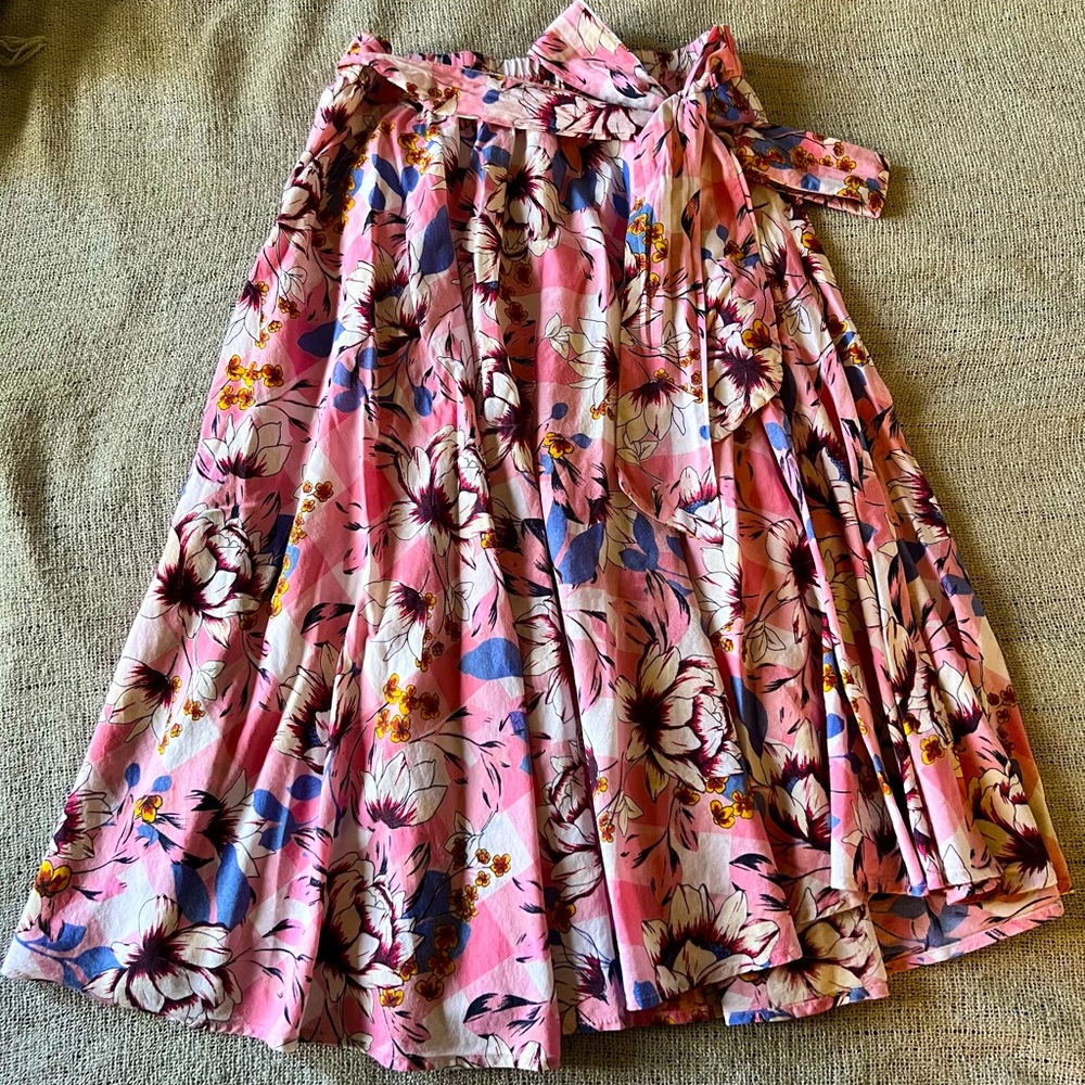 Pink floral print flowy skirt 100% cotton lining 100% exterior Size small